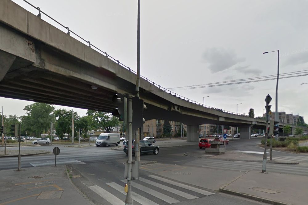 Felüljáróról a bicikliútra zuhant egy autó Budapesten 7