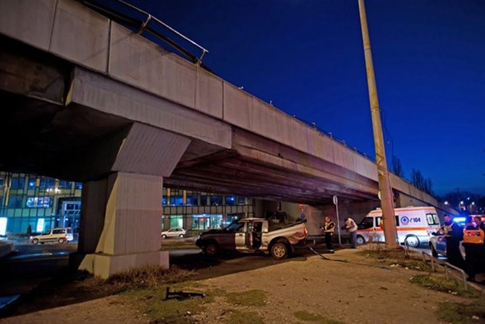Felüljáróról a bicikliútra zuhant egy autó Budapesten 6