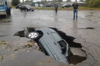 A nap képe: Niva alatt omlott be a föld