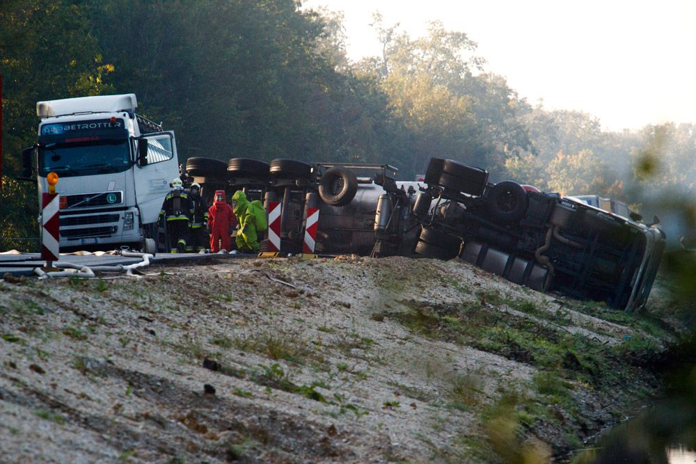Nem sérült meg a tartálya annak a benzolt szállító tehergépkocsinak, amely a 86-os úton, a Vas megyei Nádasd közelében (41+400 kilométerszelvény) borult fel vasárnap este.