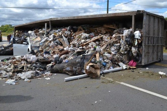 Szeméthalom temette maga alá az autót 6 | Vezess Szeméthalom temette maga alá az autót 6