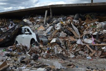 Szeméthalom temette maga alá az autót