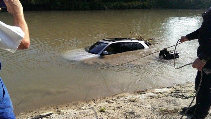 Dunába süllyedt egy BMW X5-ös 11 Dunába süllyedt egy BMW X5-ös 11