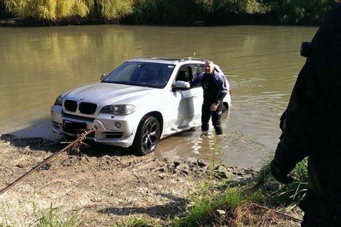 Dunába süllyedt egy BMW X5-ös 7