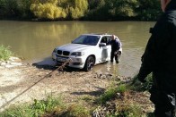 Dunába süllyedt egy BMW X5-ös 10