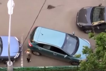 Két nő drámai küzdelme a parkolással 