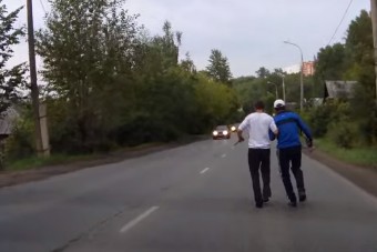 Két részeg kézen fogva, késsel sétált az úton