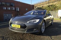 Úgy megy, és ugyanolyan messze autózhatunk vele, mint egy BMW M5-össel, nem benzin-, hanem elektromotor hajtja. Mobilinternet fejlesztésével foglalkozó olvasónk Londonban próbálta a Tesla Model S-t, és olyan tapasztalatokat szerzett, hogy lelkesedését alig tudta véka alá rejteni.