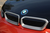 BMW vesék, felettük a kékes keretben díszlő emblémával