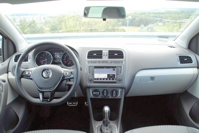 Ragyogó szürkeség 11 | Vezess A viszonylag gazdag felszereltség mellett is ásítósan unalmas a szürke műszerfal