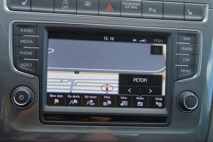 Ragyogó szürkeség 9 | Vezess Navigálás közben is behívhatjuk a rádió azonosítóját