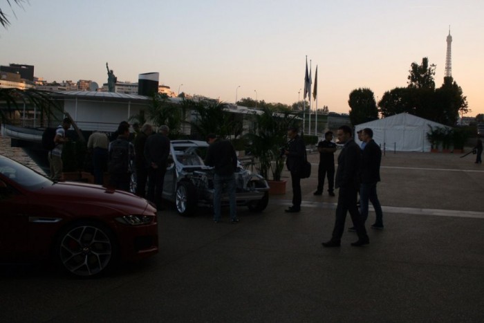 A Szajnán, egy hajón volt a továbbképzés az XE technikájáról. A reggeli ellenfényben az Eiffel-torony látszik a háttérben