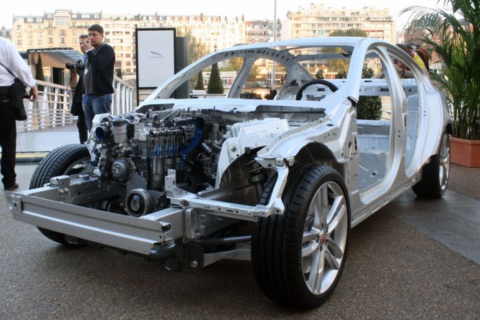 Ultraszilárd alumíniumból készült a karosszéria, az erősebb alapanyaggal csökkenthető a falvastagság és a súly, ahogy az acélkarosszériáknál is. A kasztni három negyede könnyűfém