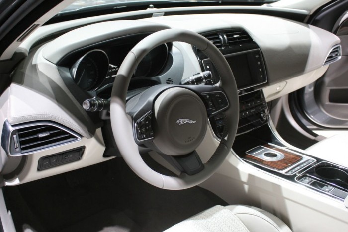 Leszámítva a kormányoszlop borítását jó a minőségérzet és nagyon tetszett a sportosan mélyre engedhető üléshelyzet