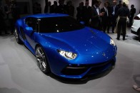 A  Lamborghini Asterion LPI 910-4 rálicitál az eddigi szuper-hibridekre, a koncepció 910 lóerős brutális olasz aszfaltszaggatót vizionál.