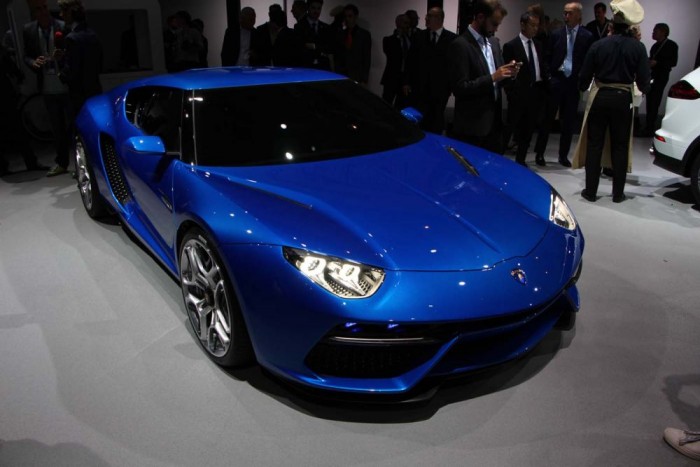 A  Lamborghini Asterion LPI 910-4 rálicitál az eddigi szuper-hibridekre, a koncepció 910 lóerős brutális olasz aszfaltszaggatót vizionál. 