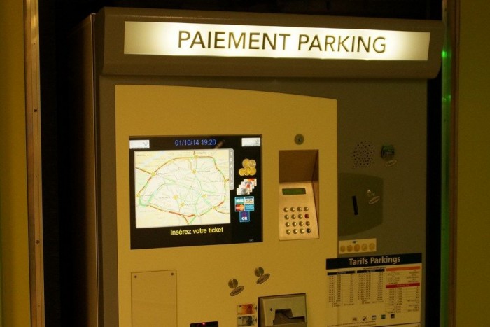 A Vezess stábja megérkezett a Párizsi Autószalonra 7 | Vezess Parkoló-fizetőautomata a Charles de Gaulle reptéren. A képernyőn a párizsi dugóhelyzet látható, meg tudjuk tervezni, merre induljunk, ha sietünk