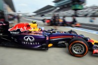 F1: Hullottak az autók az edzésen 84