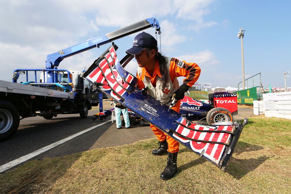 F1: Hullottak az autók az edzésen 43