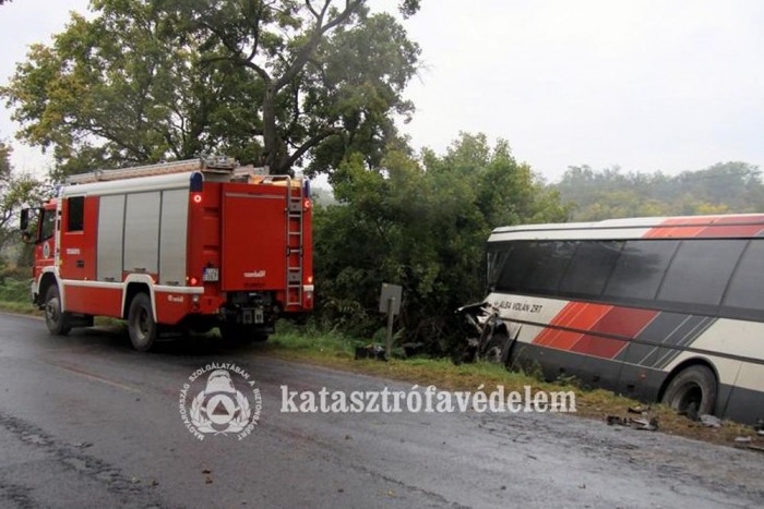 Autóbusz és kamion ütközött Vértesboglárnál – sérültek 7