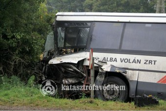 Autóbusz és kamion ütközött Vértesboglárnál - sérültek