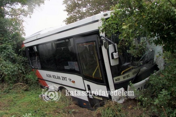 Autóbusz és kamion ütközött Vértesboglárnál – sérültek 9