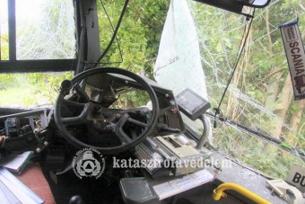 Sok sérült egy dunakeszi buszbalesetben