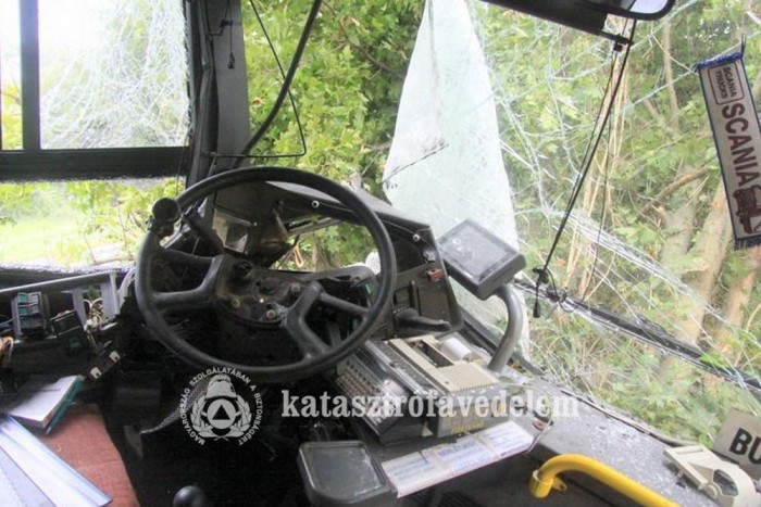 Autóbusz és kamion ütközött Vértesboglárnál – sérültek 10