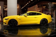 A klasszikus stílusjegyek sem tudják elfedni, mennyivel nagyobb, húsosabb autó a 2015-ös Mustang, mint az 1964-es ősmodell