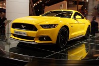 A klasszikus stílusjegyek sem tudják elfedni, mennyivel nagyobb, húsosabb autó a 2015-ös Mustang, mint az 1964-es ősmodell