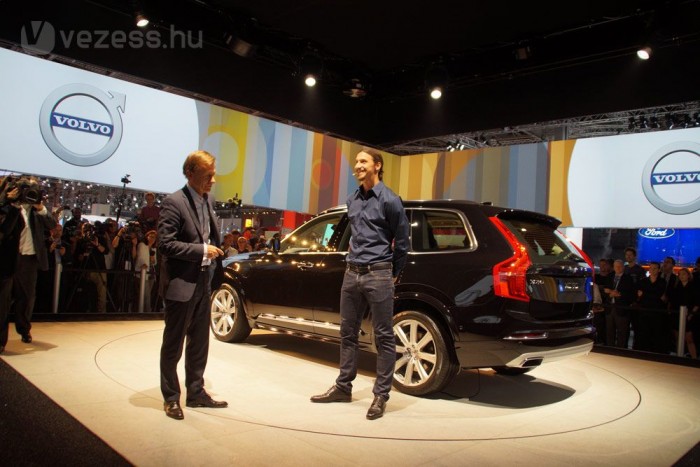 A nyilvánosság előtt vett autót a sztárfocista 6