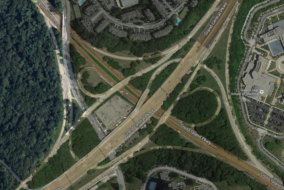 A Grand Central Parkway-en ugrott ki autójából, a Cross Island Parkway-en próbált meg átfutni. Hogy miért, nem lehet tudni.