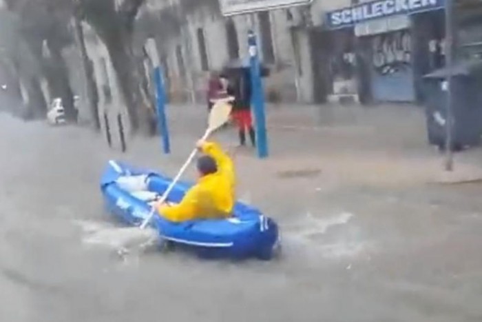 A nap videója: csónakkal a városban