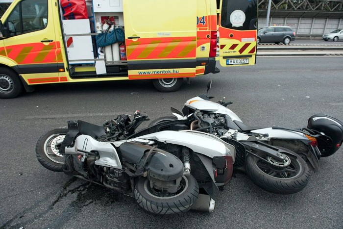 Munkagépnek ütközött egy motoros Budapesten 6