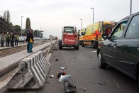 Munkagépnek ütközött egy motoros Budapesten 12