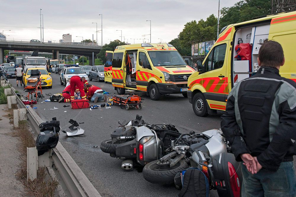 Egy motoros álló munkagépnek ütközött a Hungária körúton, a Kacsóh Pongrác úti felüljáró közelében, majd egy másik motorosba csapódott.