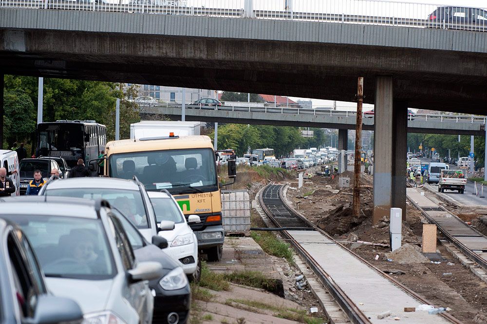 Munkagépnek ütközött egy motoros Budapesten 7