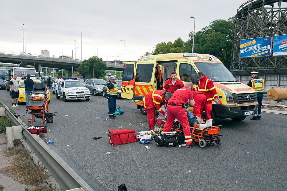 Munkagépnek ütközött egy motoros Budapesten 8