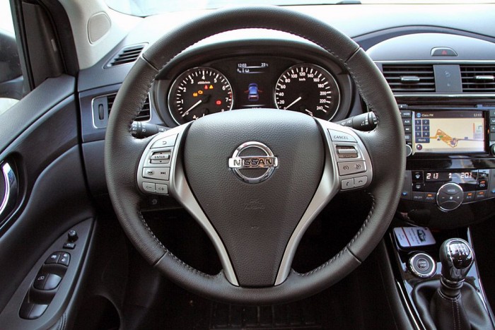 Letisztult, korrekt, európai műszerfal