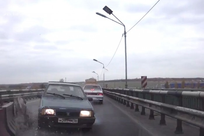 Frontálisan pusztít a Lada