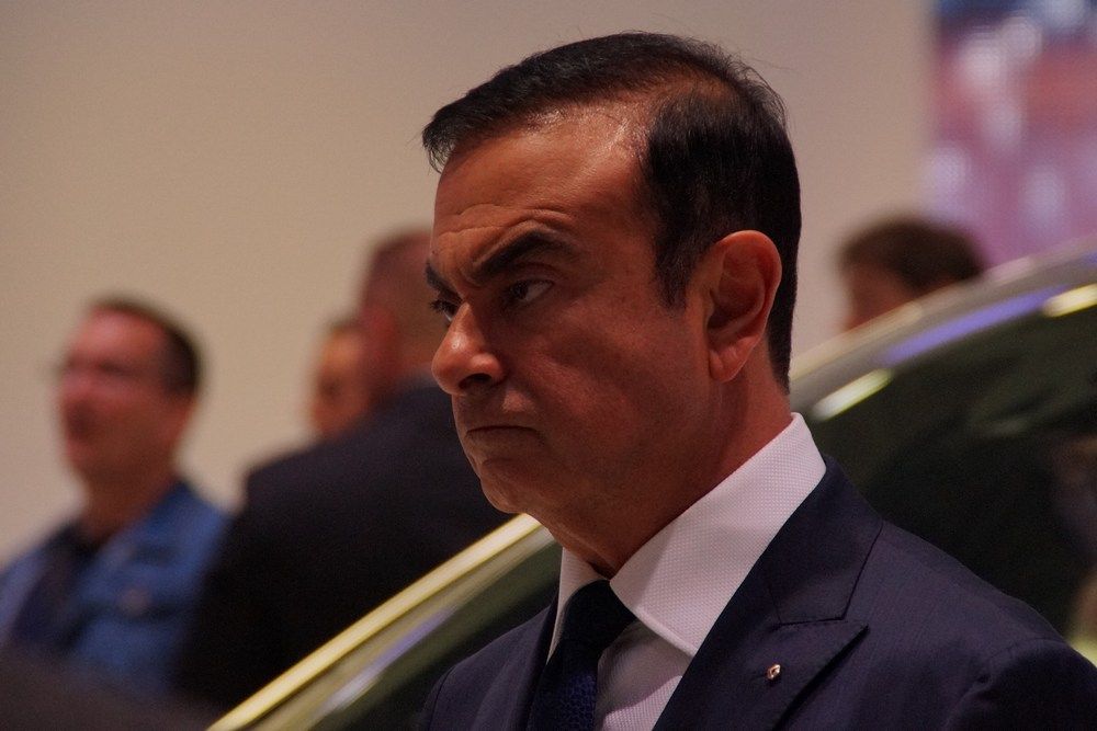 Bú! Nem bírtam megállni, bekevertem a lányok közé Carlos Ghosn-t, a Renault kissé rémisztő fizimiskájú urát (interjút adott egy francia tévének, közben kaptam le)