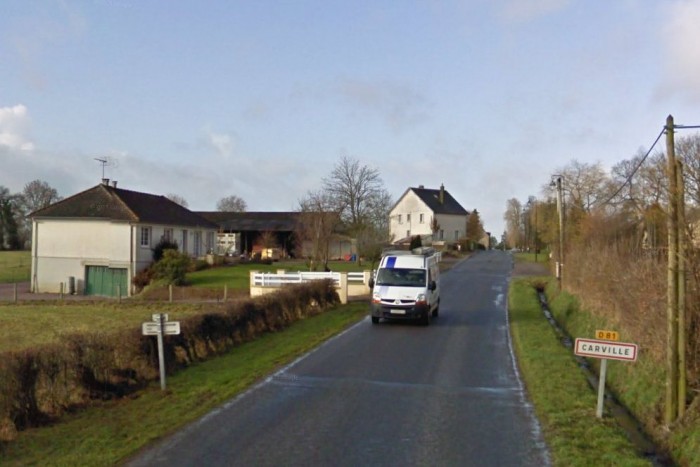 Lányuk szeme láttára gázolta el férjét a nő 4 | Vezess Carville apró, egyutcás település Normandiában