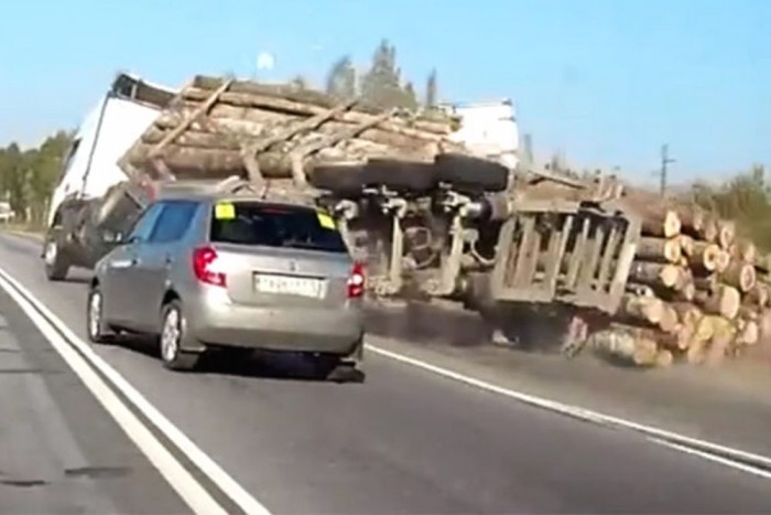 Két kamiont borított árokba egyetlen Škoda