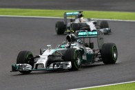 F1: Káoszfutamon nyert Hamilton 25
