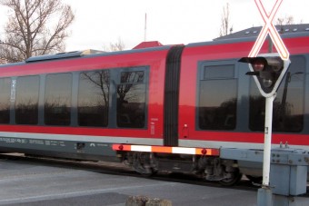 Lerúgta a vasúti sorompót, mert várni kellett