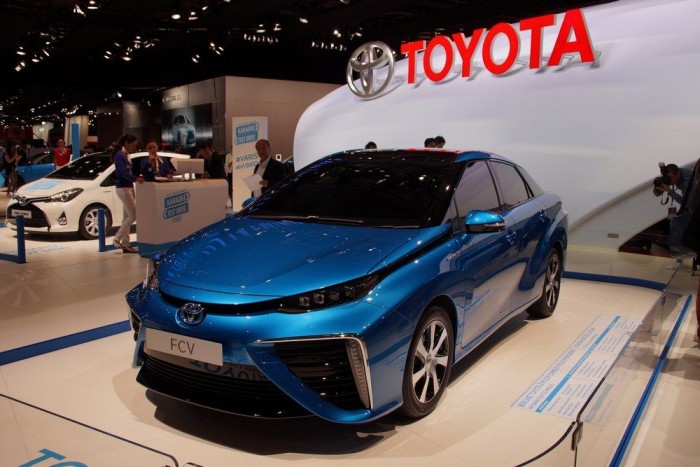 Jön a Toyota hidrogénautója 4 A végső, gyártásérett verzió, Párizsban. Igazi tükör, igazi kilincs, rendszámtábla-tartó - viszont sötét üveg, hogy a közönség még ne lássa a belteret