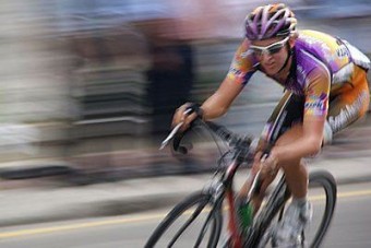 Járdán gázolt rendőrt a kerékpáros