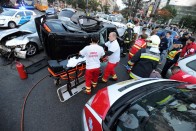 A nap képe – felborult egy autó a Kosztolányi Dezső téren 7