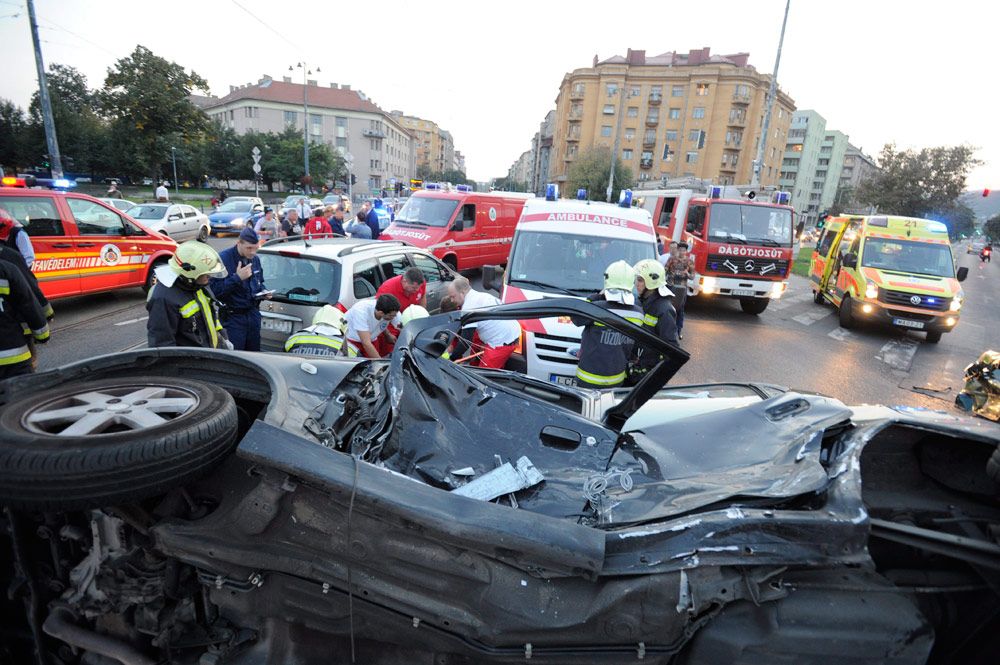 A nap képe – felborult egy autó a Kosztolányi Dezső téren 5