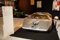 Maserati Boomerang. '971-ben még koncepcióként, '72-ben már működő prototípusként mutatták be Giugiaro egyszerű, de hatásos szupersportautóját. Ez az egy van belőle, kiállítási tárgyként járja a világot évtizedek óta